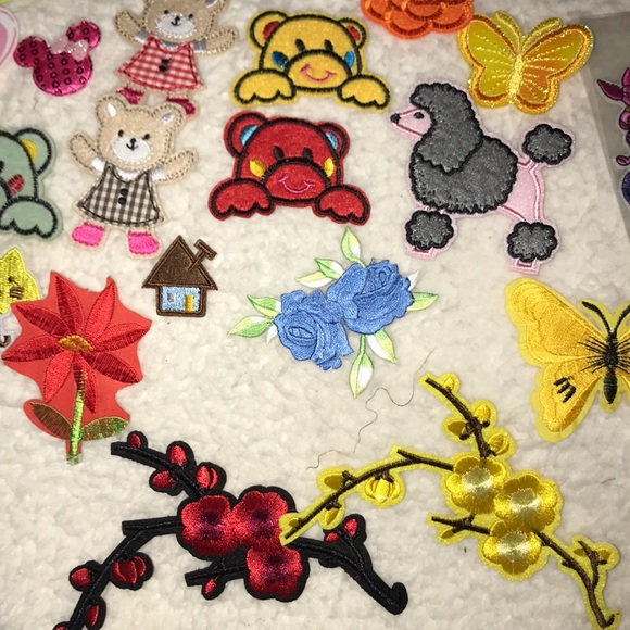 LARGE LOT OF 20-30 RANDOM STYLE IRON ON APPLIQUÉS - Picture 3 of 16